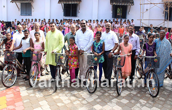 ಶೂ ಭಾಗ್ಯ ಯೋಜನೆಯಲ್ಲಿ ಚಪ್ಪಲ್ ನೀಡಿದರೆ ಕ್ರಮ: ಸಚಿವ ಪ್ರಮೋದ್‌